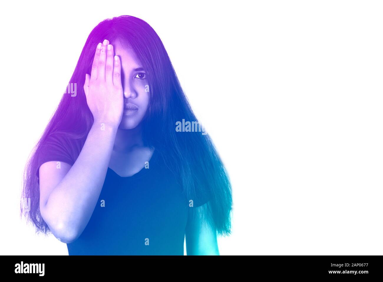 Une femme asiatique diverse tenant main devant un œil avec effet de filtre de gradient duotone - une jeune fille millénaire de race mixte couvrant les yeux isolés sur fond blanc - abus, accident et concept de protestation Banque D'Images