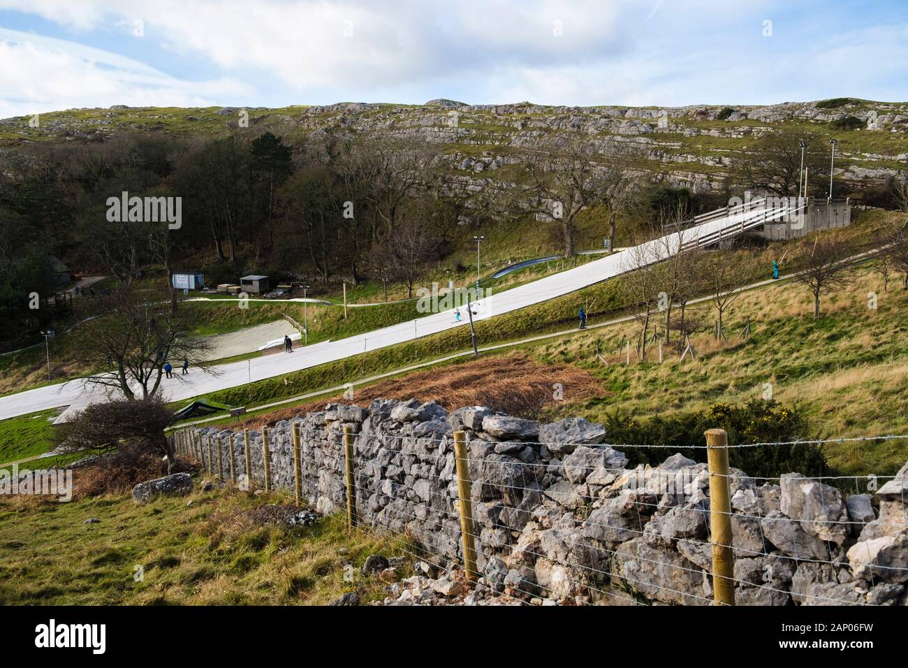 Vue de la piste de ski artificiel sécher à Happy Valley Gardens Centre de Ski sur Great Orme. Llandudno, Conwy, nord du Pays de Galles, Royaume-Uni, Angleterre Banque D'Images