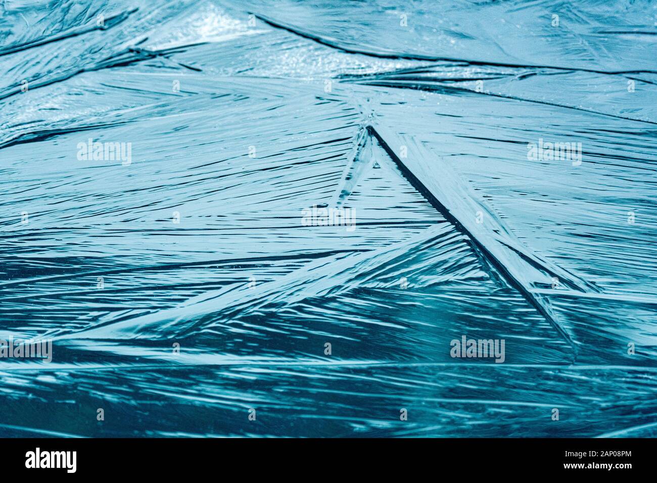 Réflexions sur la structure de la glace d'un lac gelé Banque D'Images