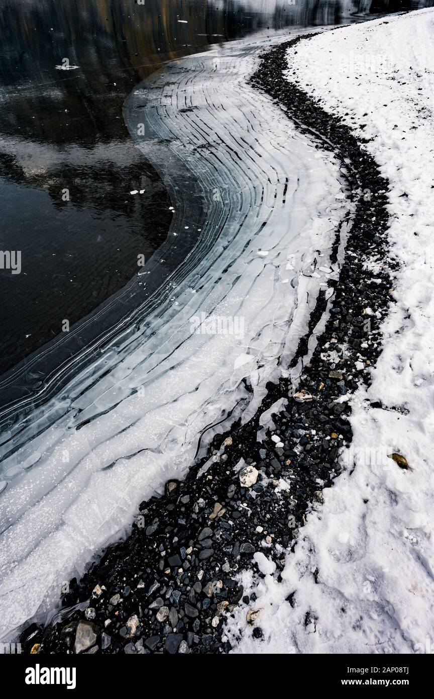 Rive du lac gelé près de Kandersteg Oeschinensee Banque D'Images