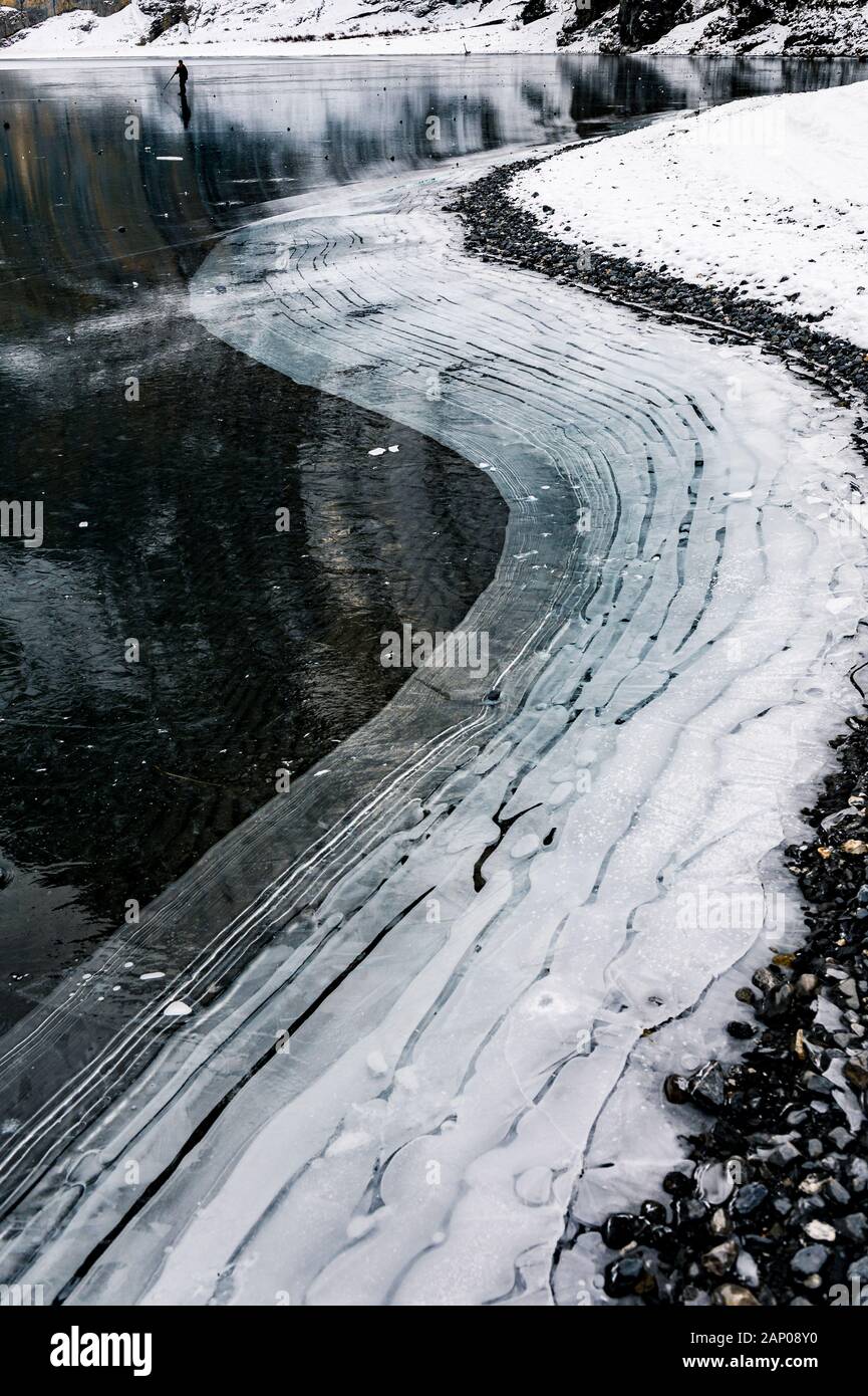 Rive avec la structure de la glace et de belles lignes sur lac gelé Banque D'Images