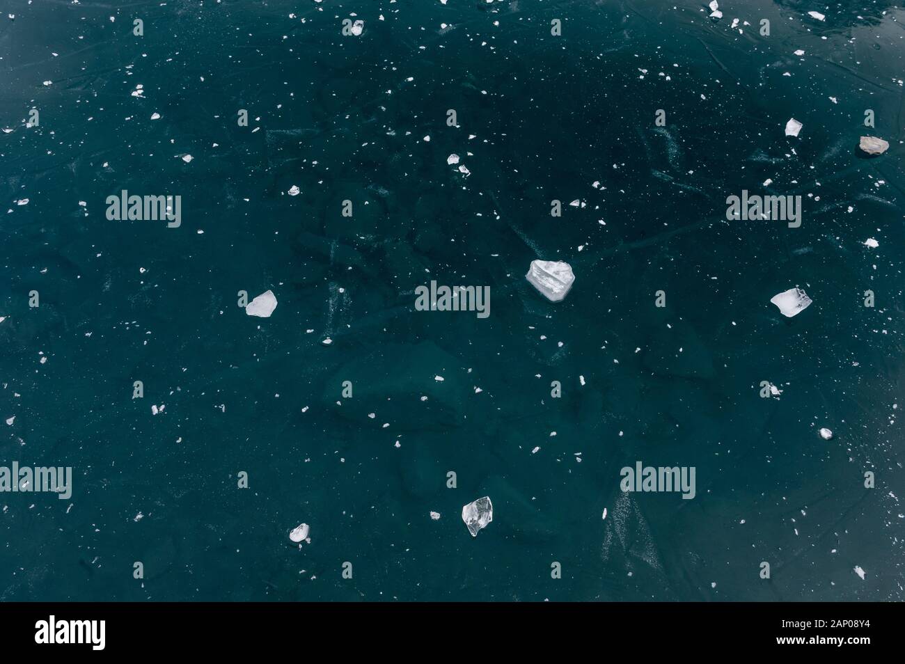 Des morceaux de glace sur le lac gelé dans les Alpes Bernoises l'Oeschinensee Banque D'Images