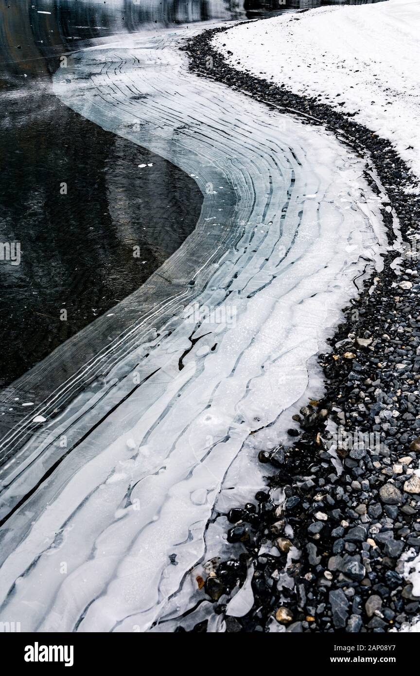 Rive avec la structure de la glace et de belles lignes sur lac gelé Banque D'Images