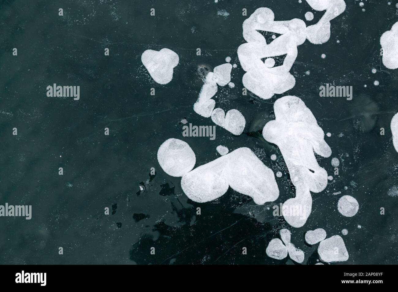 Frozen bulles dans la structure de la glace d'un lac gelé Banque D'Images