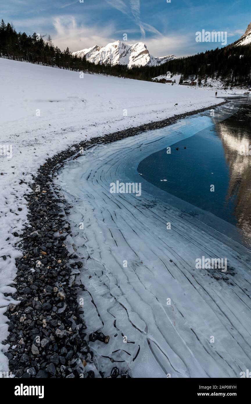 Rive avec la structure de la glace et de belles lignes sur lac gelé Banque D'Images