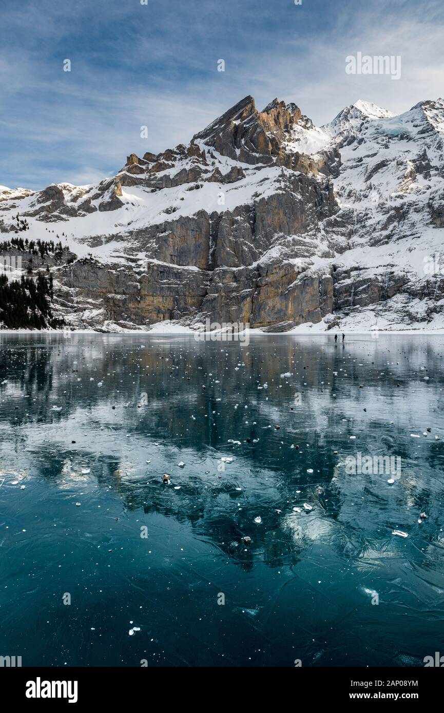 Reflets de la Blümlisalp montagnes sur lac gelé l'Oeschinensee dans les Alpes Suisses Banque D'Images