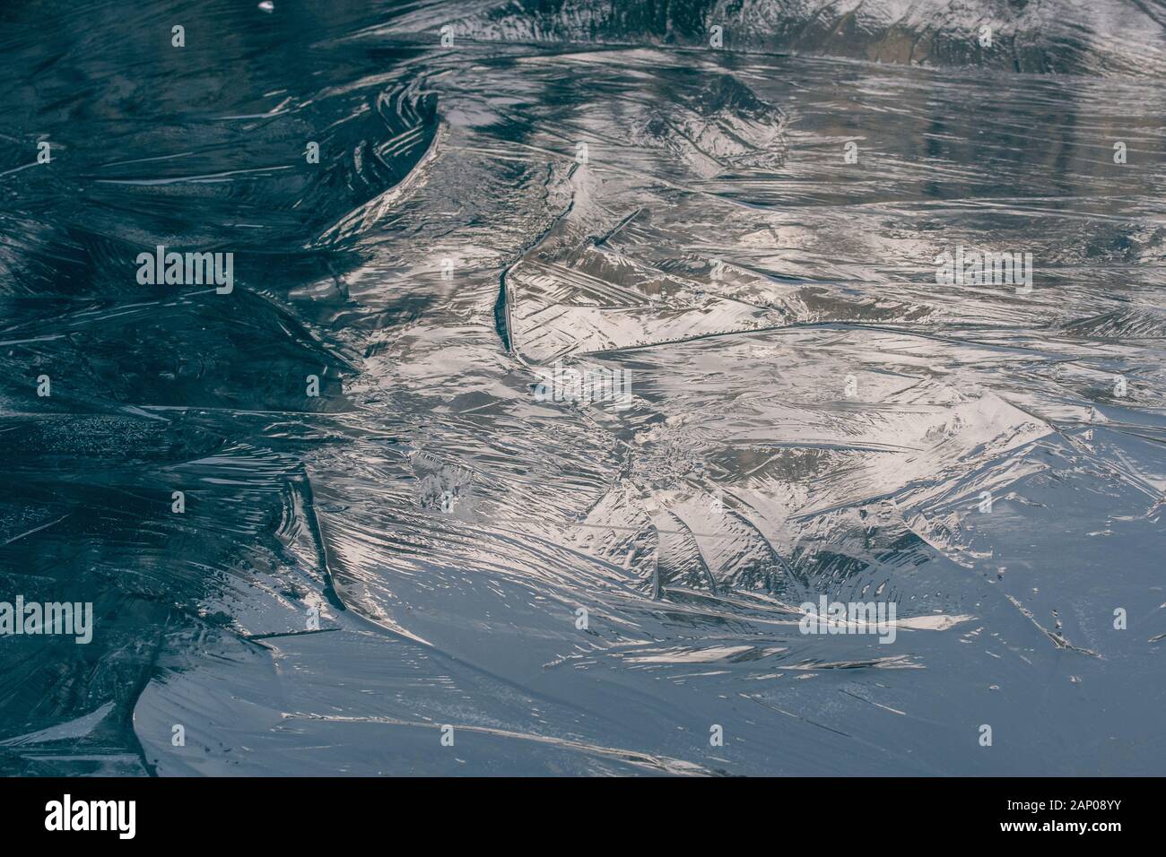 Réflexions sur la structure de la glace d'un lac gelé Banque D'Images