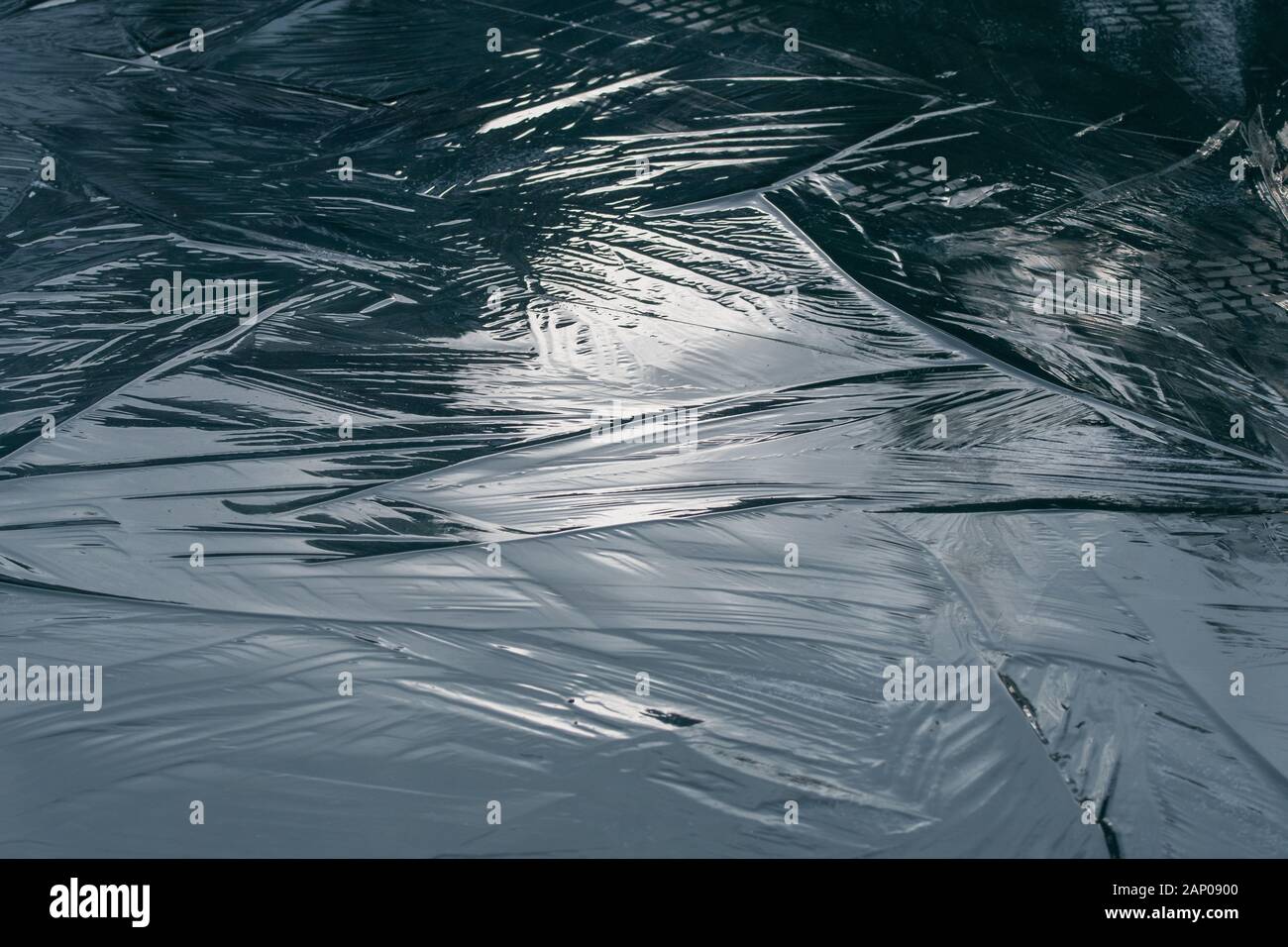 Réflexions sur la structure de la glace d'un lac gelé Banque D'Images