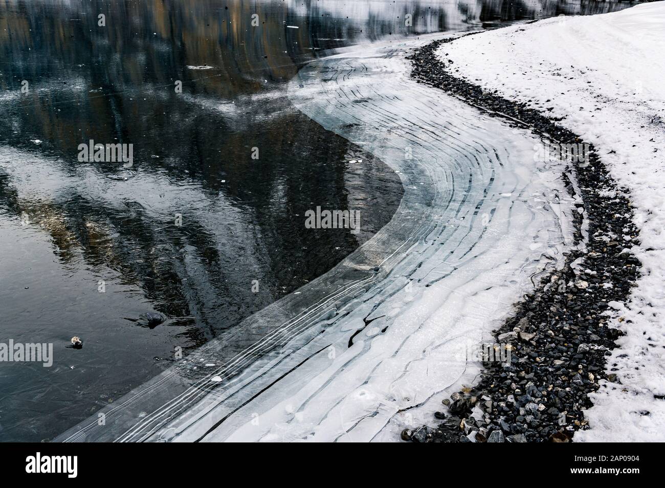 Rive avec la structure de la glace et de belles lignes sur lac gelé Banque D'Images