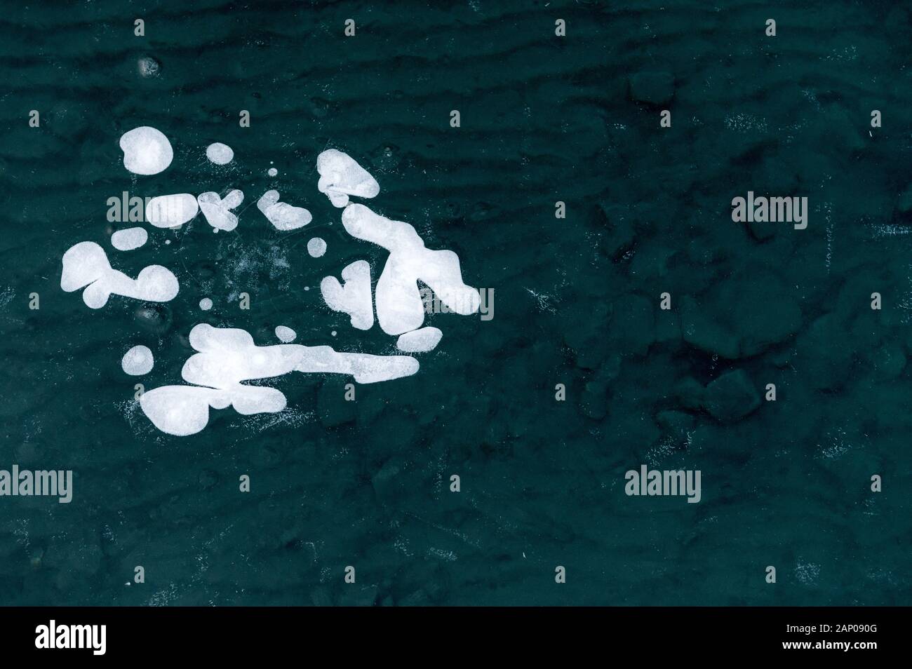 Frozen bulles dans la structure de la glace d'un lac gelé Banque D'Images