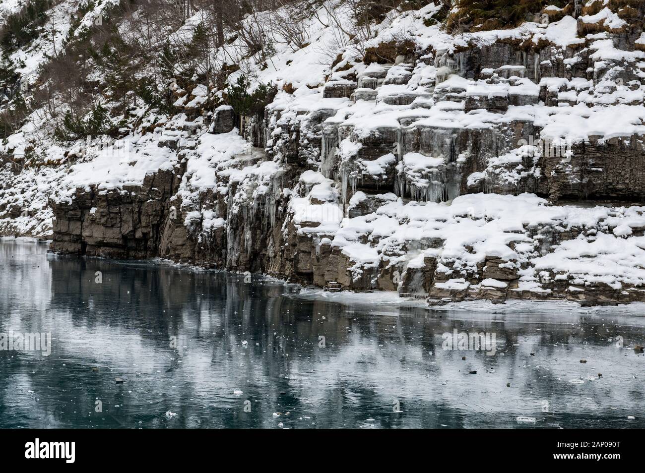 Les glaçons au bord du lac de l'Oeschinensee Banque D'Images
