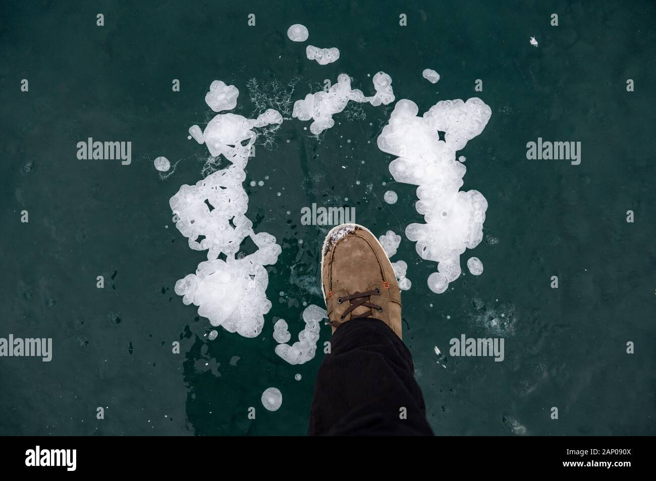 Bulles et congelé une chaussure dans la structure de la glace d'un lac gelé Banque D'Images