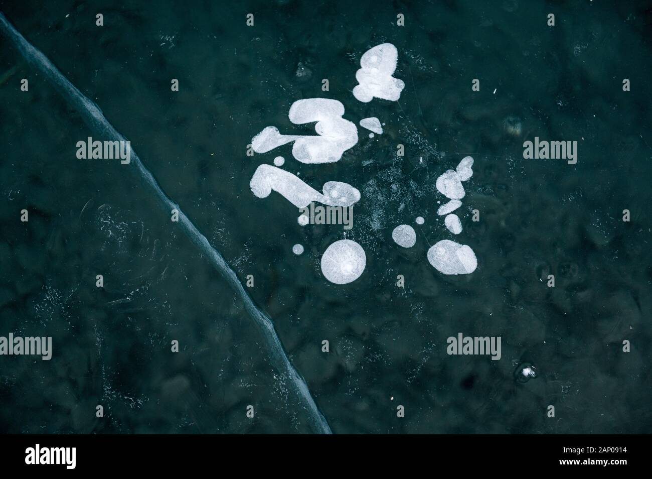 Frozen bulles dans la structure de la glace d'un lac gelé Banque D'Images