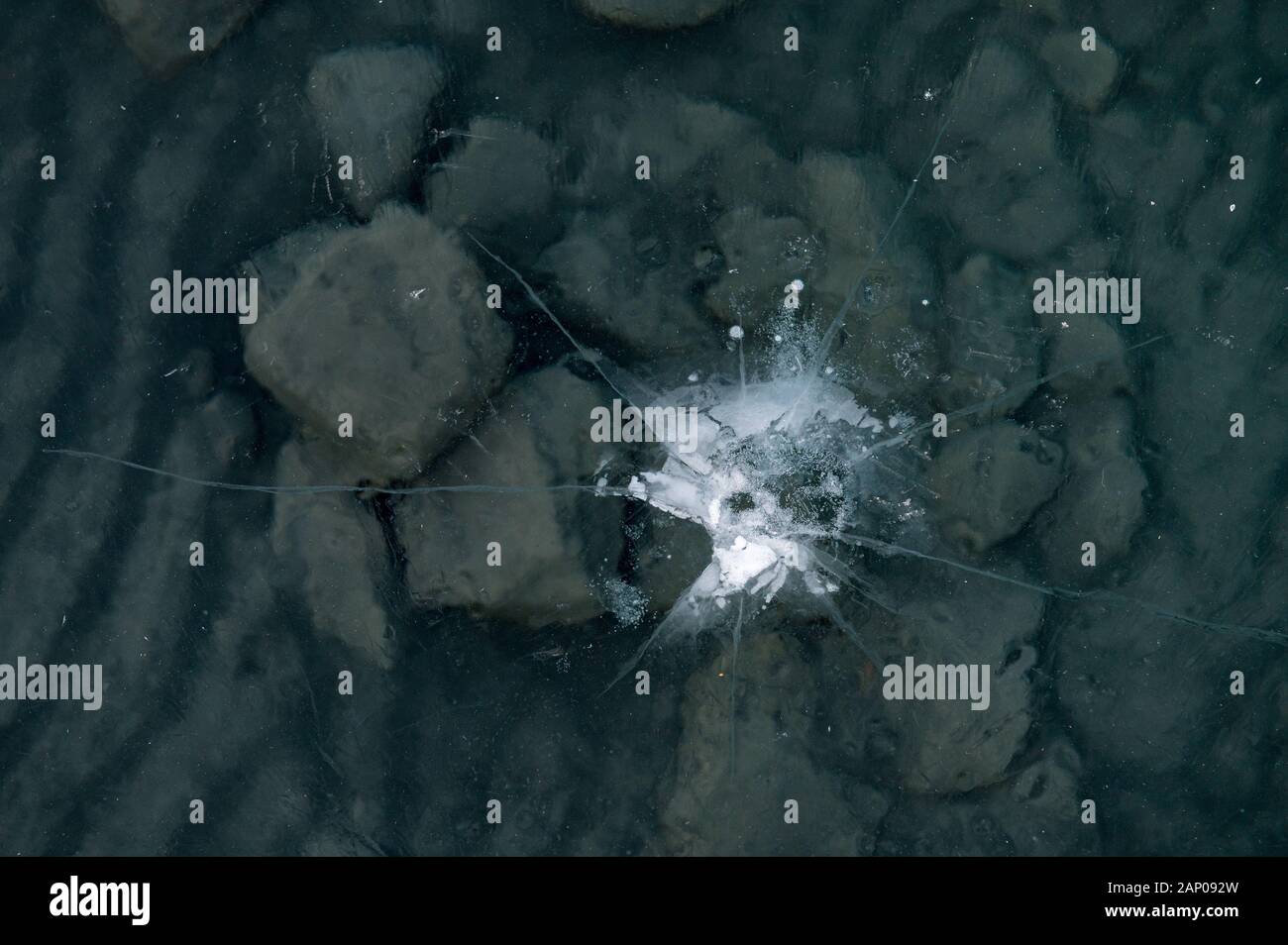 La structure de la glace avec de belles lignes sur lac gelé Banque D'Images