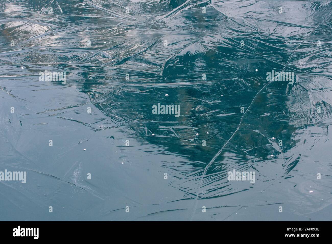 Réflexions sur la structure de la glace d'un lac gelé Banque D'Images