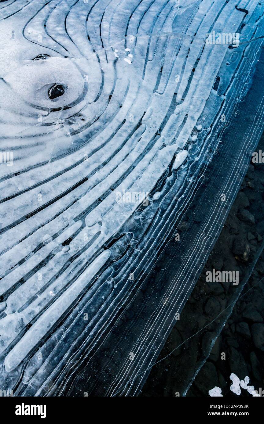 La structure de la glace avec de belles lignes sur lac gelé Banque D'Images