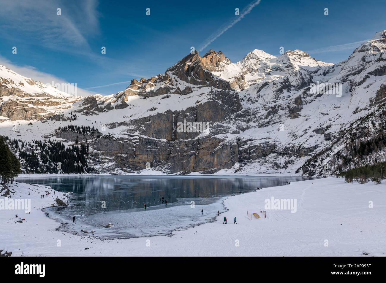 Regardez sur lac gelé l'Oeschinensee près de Kandersteg, dans les Alpes suisses Banque D'Images