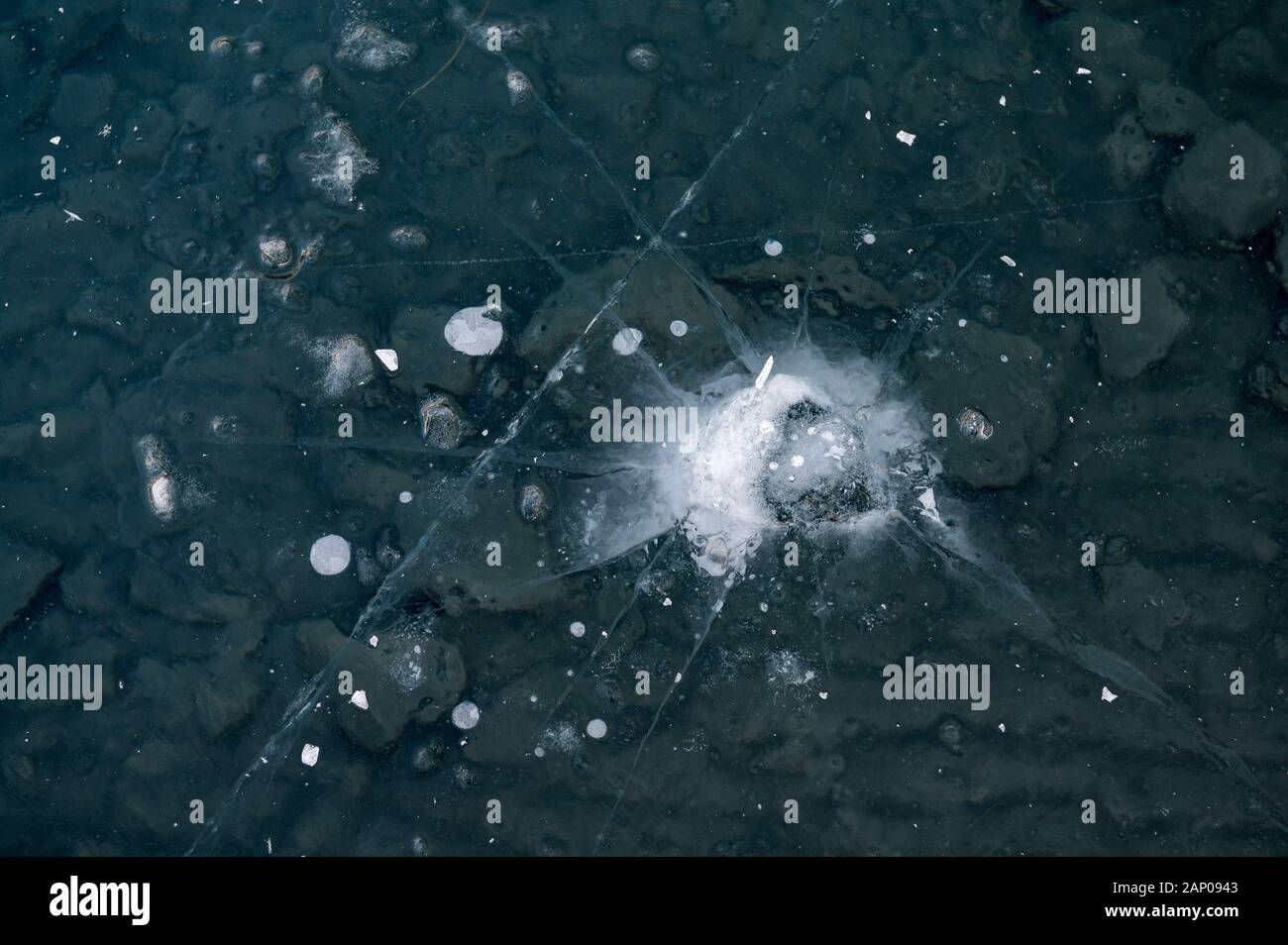 La structure de la glace avec de belles lignes sur lac gelé Banque D'Images