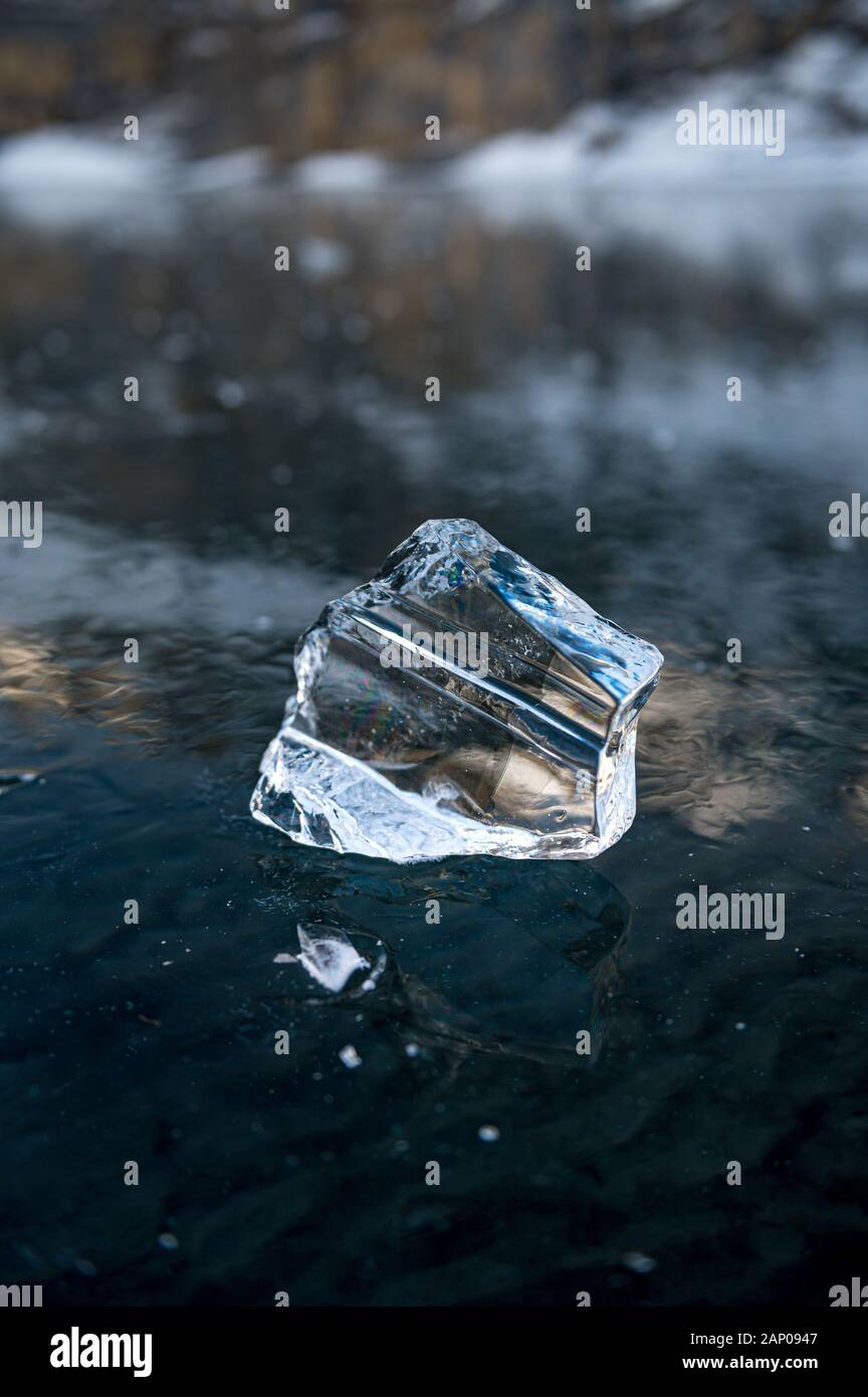 Belle bloc de glace sur un lac gelé l'Oeschinensee avec réflexion à Berner Oberland Banque D'Images