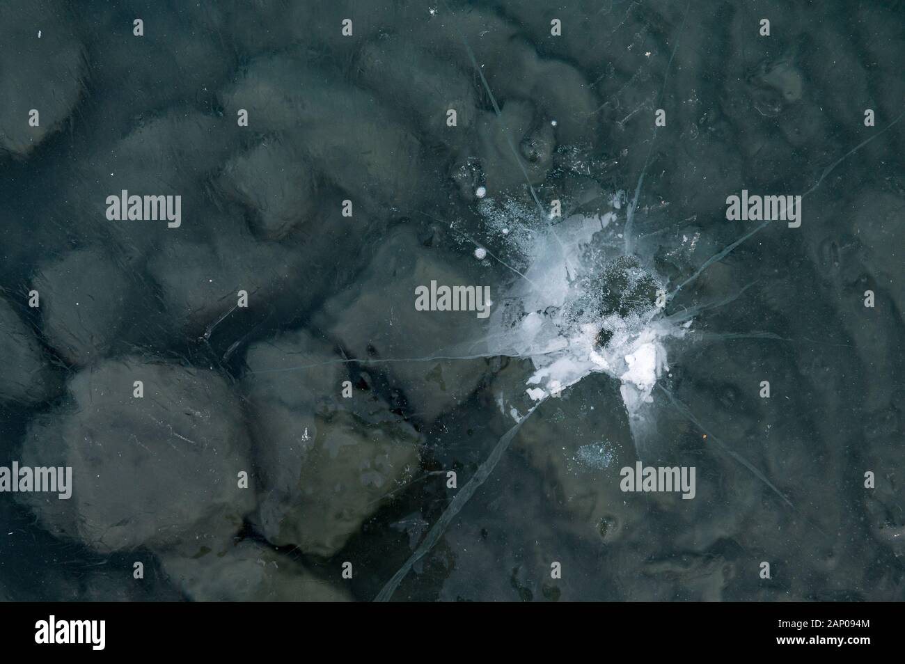 La structure de la glace avec de belles lignes sur lac gelé Banque D'Images