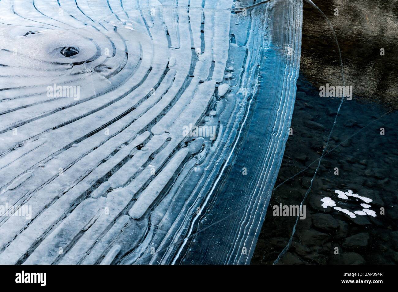 La structure de la glace avec de belles lignes sur lac gelé Banque D'Images