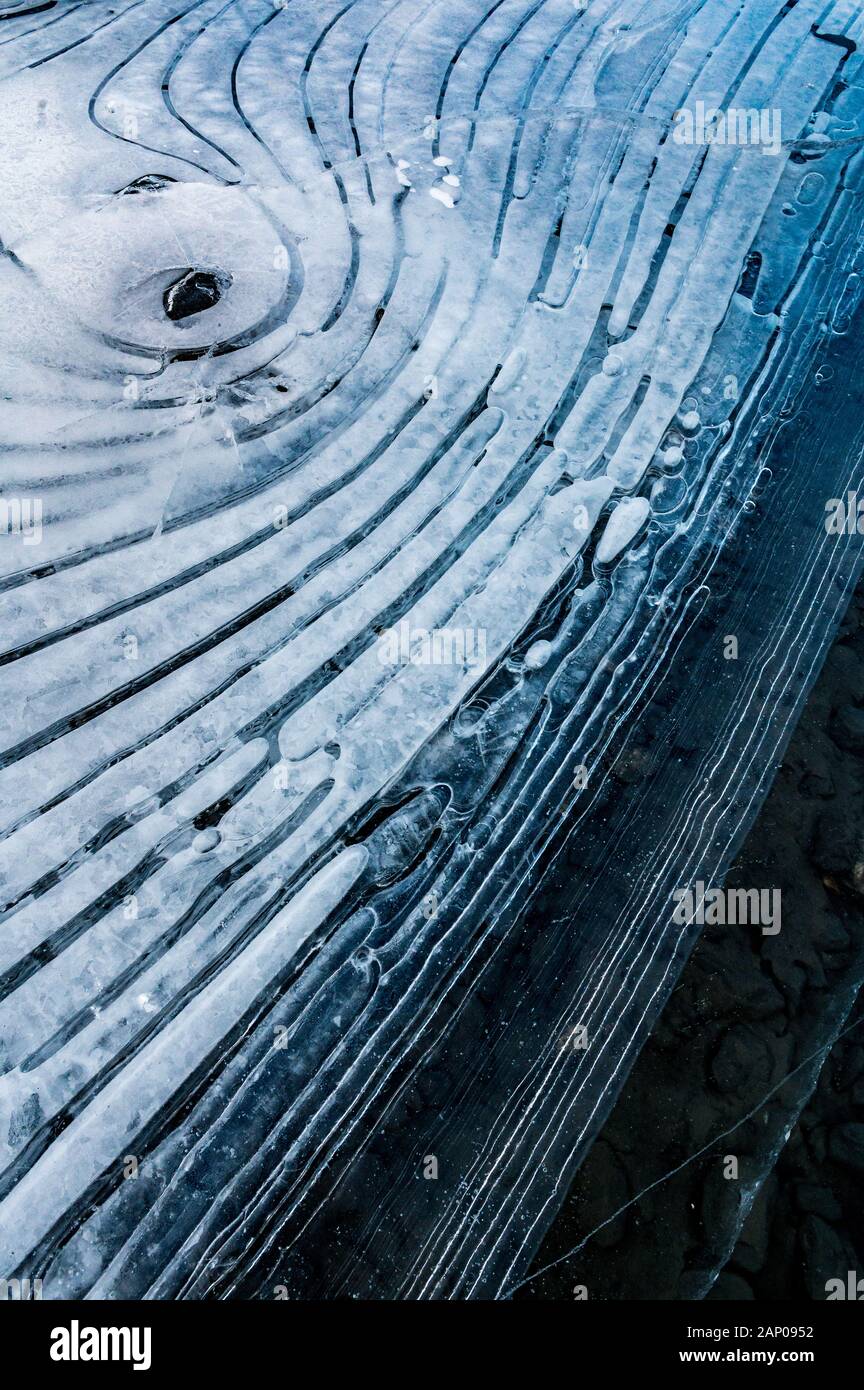 La structure de la glace avec de belles lignes sur lac gelé Banque D'Images