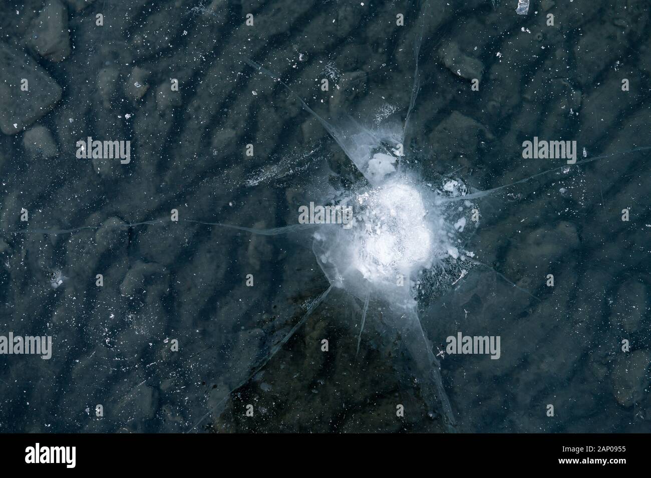 La structure de la glace avec de belles lignes sur lac gelé Banque D'Images