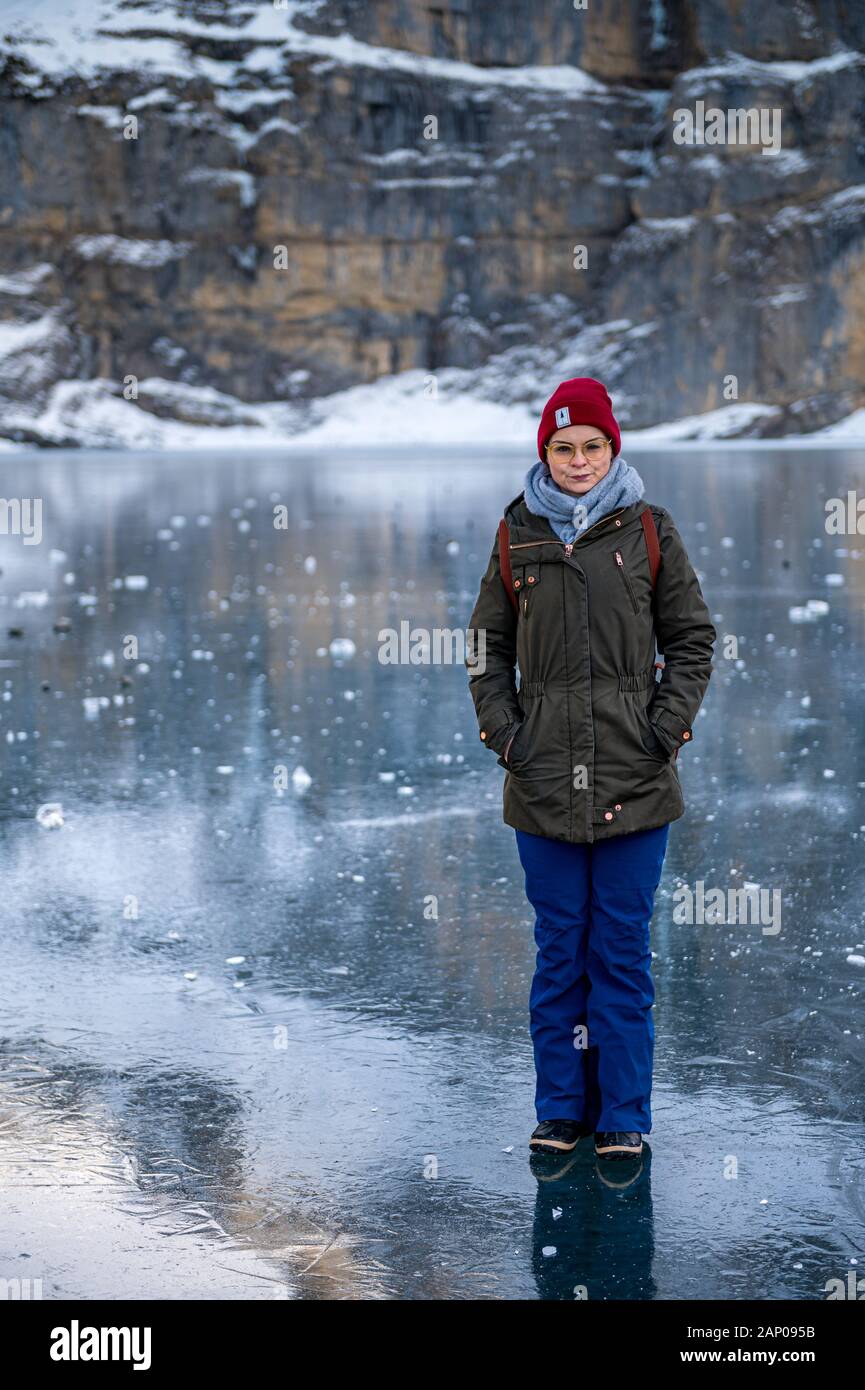 La structure de la glace avec de belles lignes sur lac gelé Banque D'Images