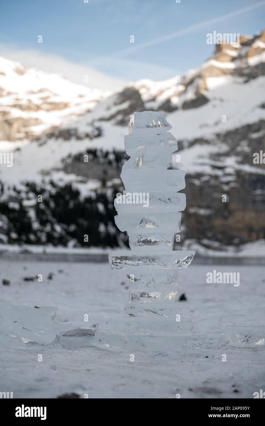 Pile de pièces de glace au lac Oeschinensee en hiver Banque D'Images