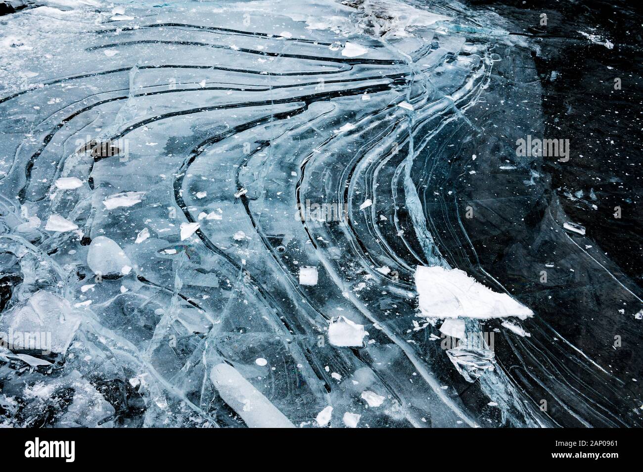 La structure de la glace avec de belles lignes sur lac gelé Banque D'Images