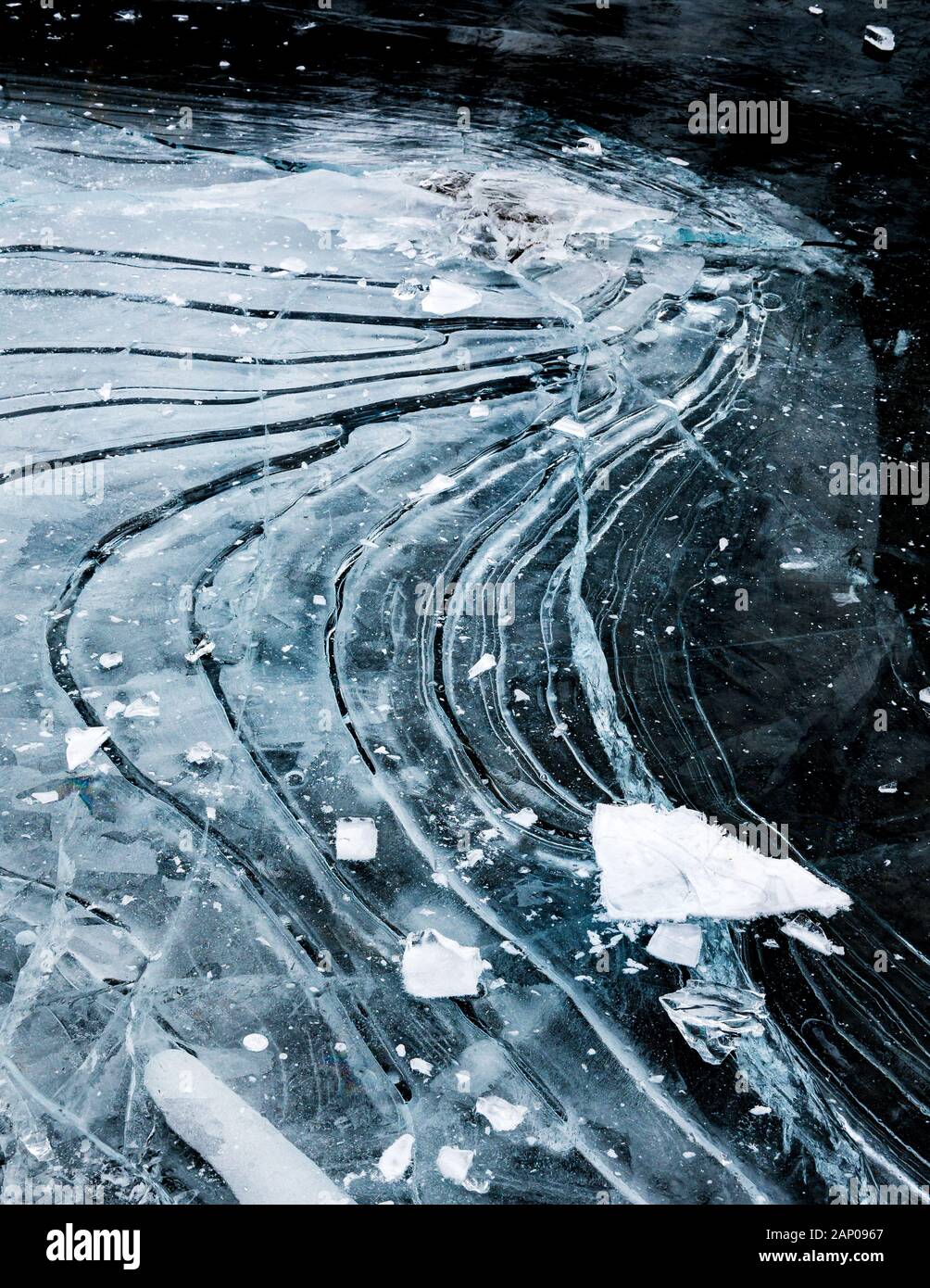 La structure de la glace avec de belles lignes sur lac gelé Banque D'Images