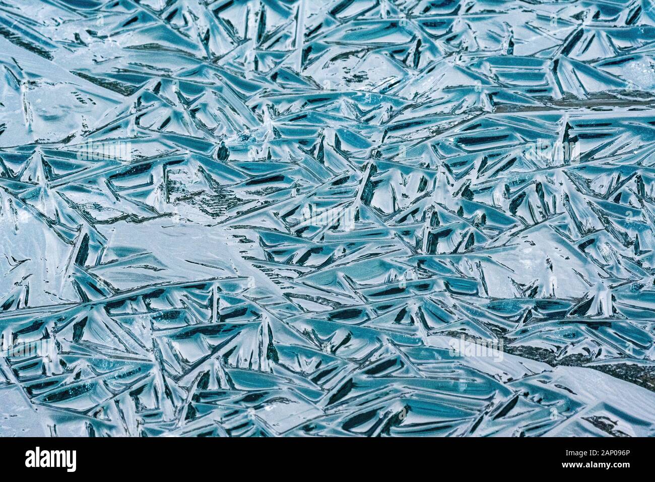 Structures de la glace de lac gelé dans les Alpes Bernoises l'Oeschinensee Banque D'Images