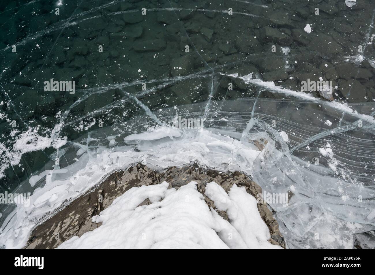 La structure de la glace avec une fissure sur un lac gelé sur Banque D'Images