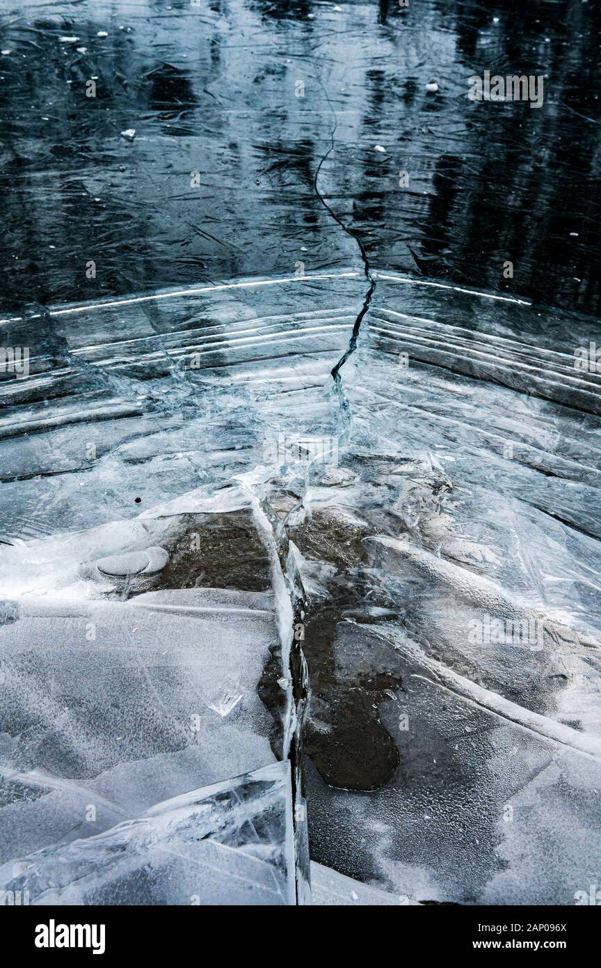 La structure de la glace avec une fissure sur un lac gelé sur Banque D'Images
