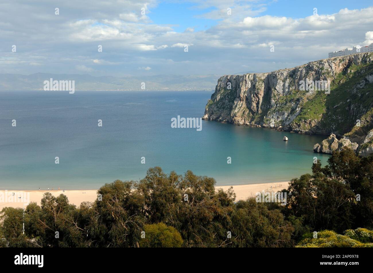 La côte méditerranéenne intacte, la plage, les falaises et la baie d'Al-Hoceima ou Al Hoceima Maroc Banque D'Images