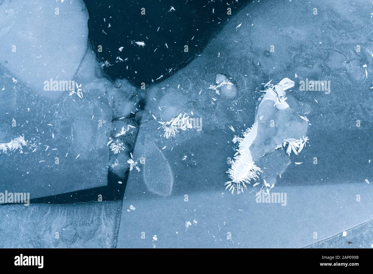 Lac gelé l'Oeschinensee avec plaques de glace et la glace noire Banque D'Images