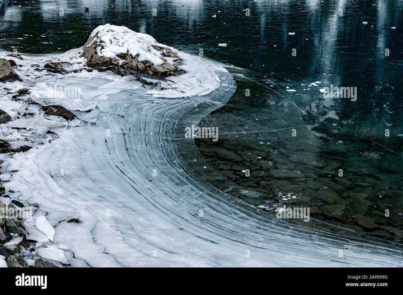 La structure de la glace avec de belles lignes sur lac gelé Banque D'Images