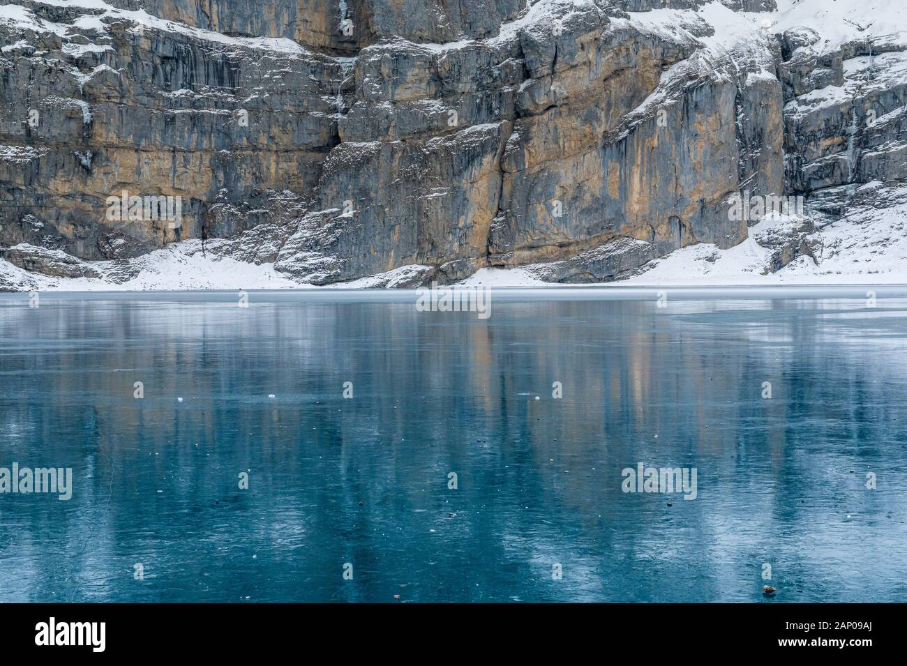 Lac gelé l'Oeschinensee avec reflet de la Blümlisalp montagnes dans les Alpes Suisses Banque D'Images