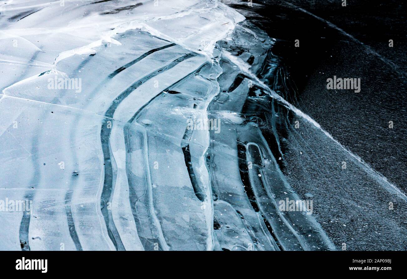 La structure de la glace avec de belles lignes sur lac gelé Banque D'Images