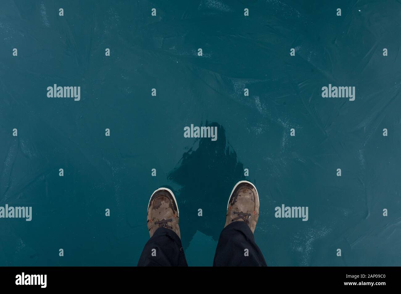 Marcher sur la glace noire du lac Oeschinensee près de Kandersteg Banque D'Images