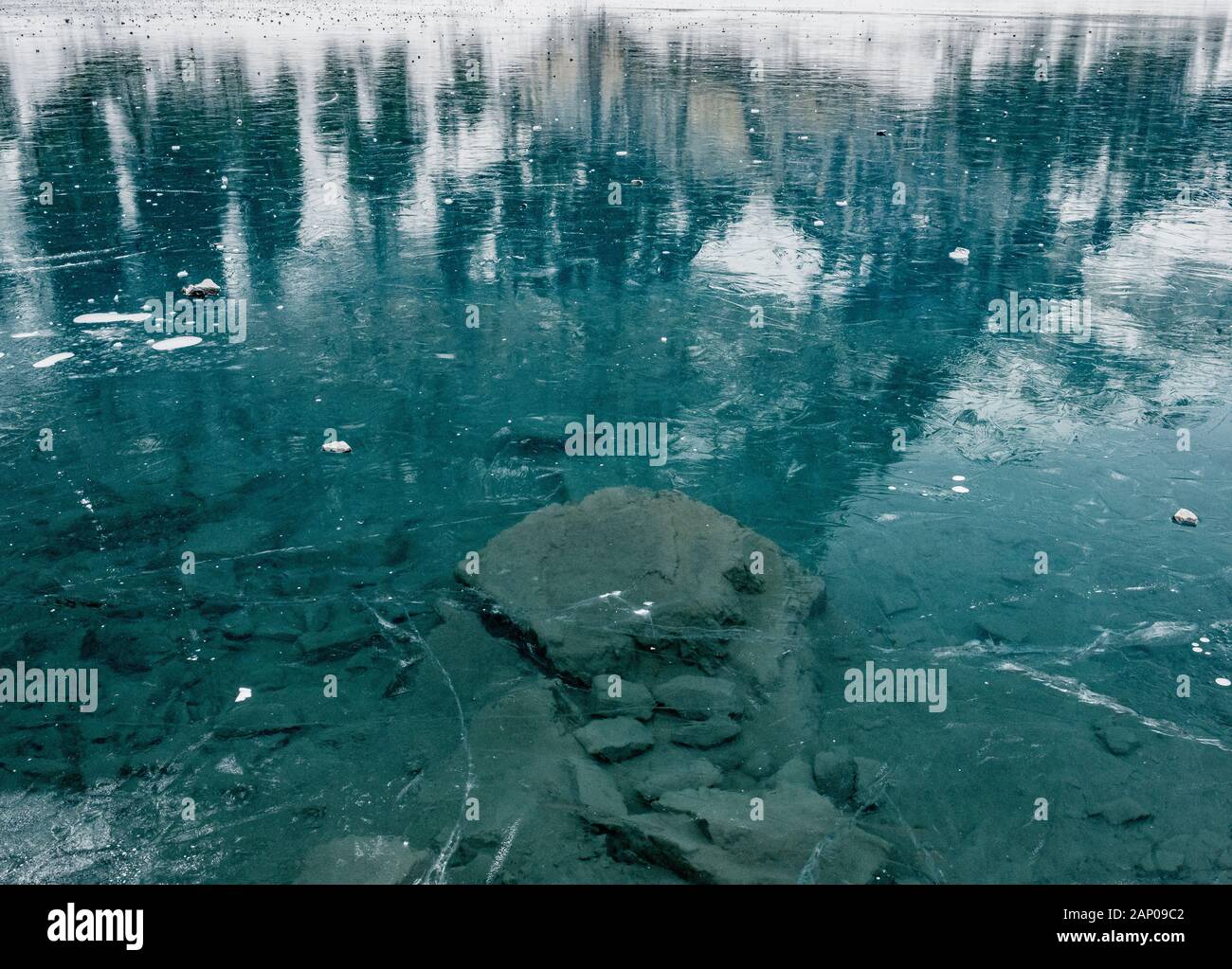 Lac gelé l'Oeschinensee avec reflet de la Blümlisalp montagnes dans les Alpes Suisses Banque D'Images