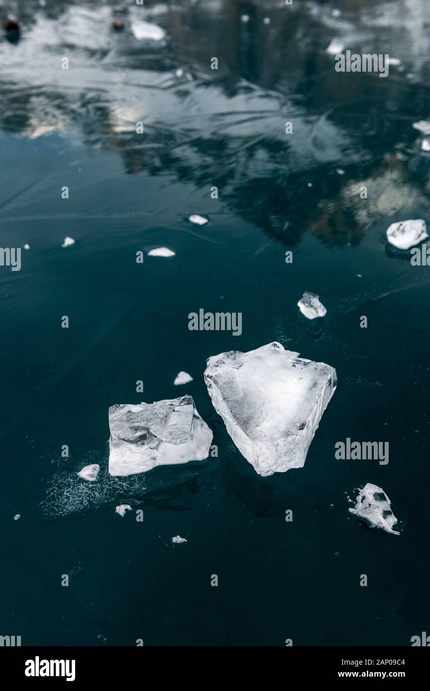 Des morceaux de glace sur le lac gelé dans les Alpes Bernoises l'Oeschinensee Banque D'Images