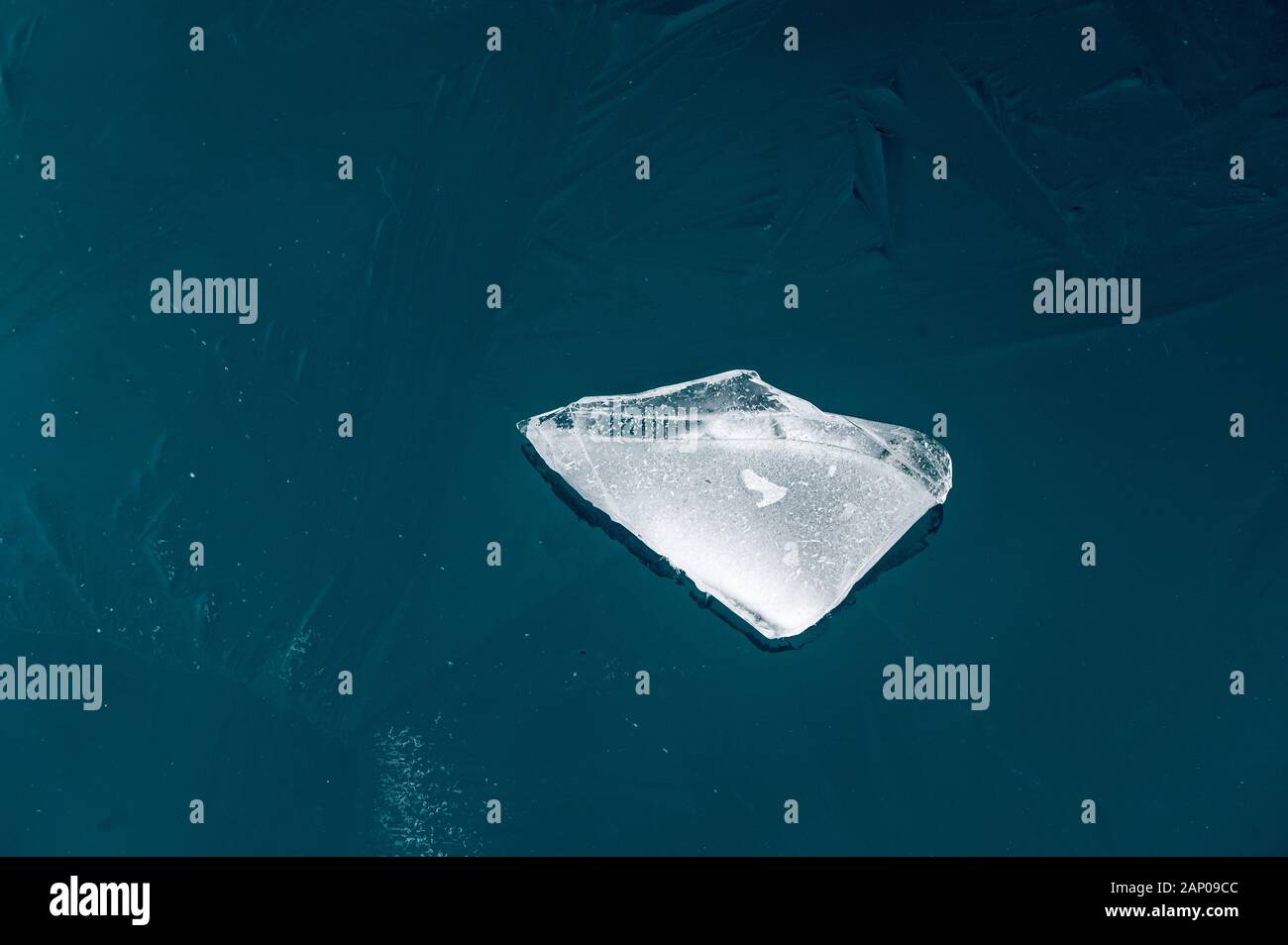 La paix de la glace sur la glace noire d'un lac gelé Banque D'Images