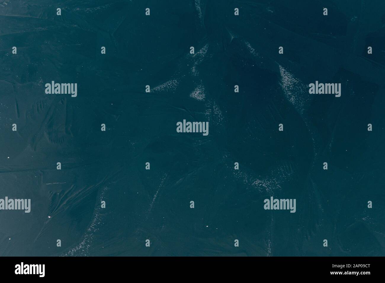 La glace noire du lac Oeschinensee près de Kandersteg Banque D'Images