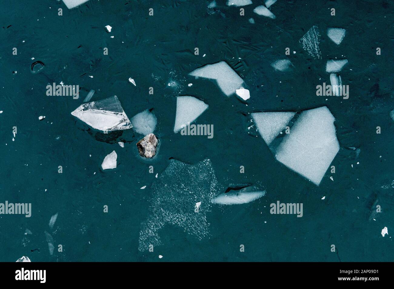 La structure de la glace et la glace noire du lac Oeschinensee près de Kandersteg Banque D'Images