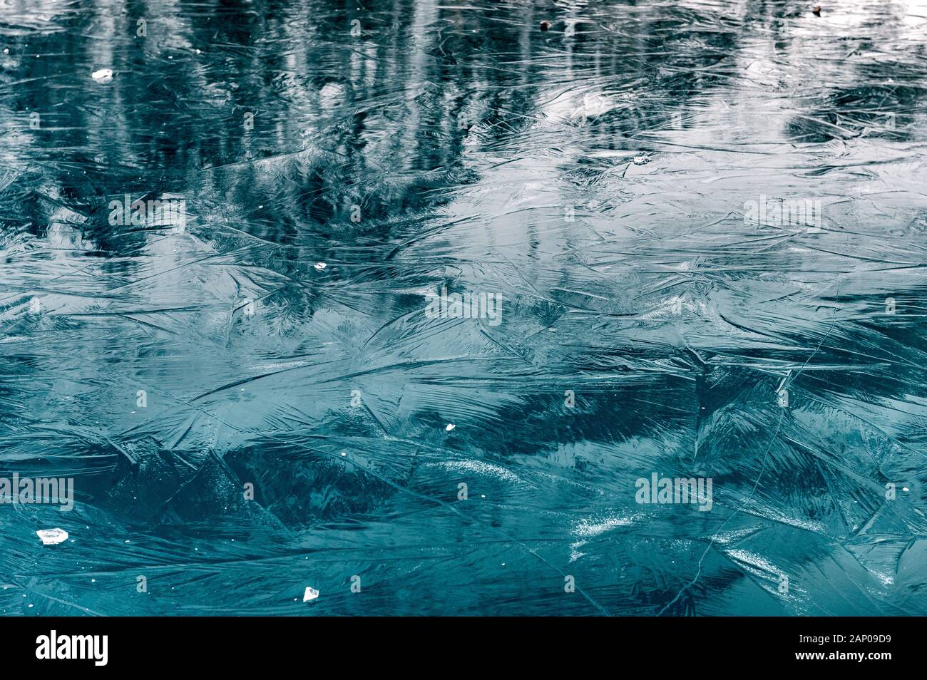 Réflexions sur la structure de la glace d'un lac gelé Banque D'Images