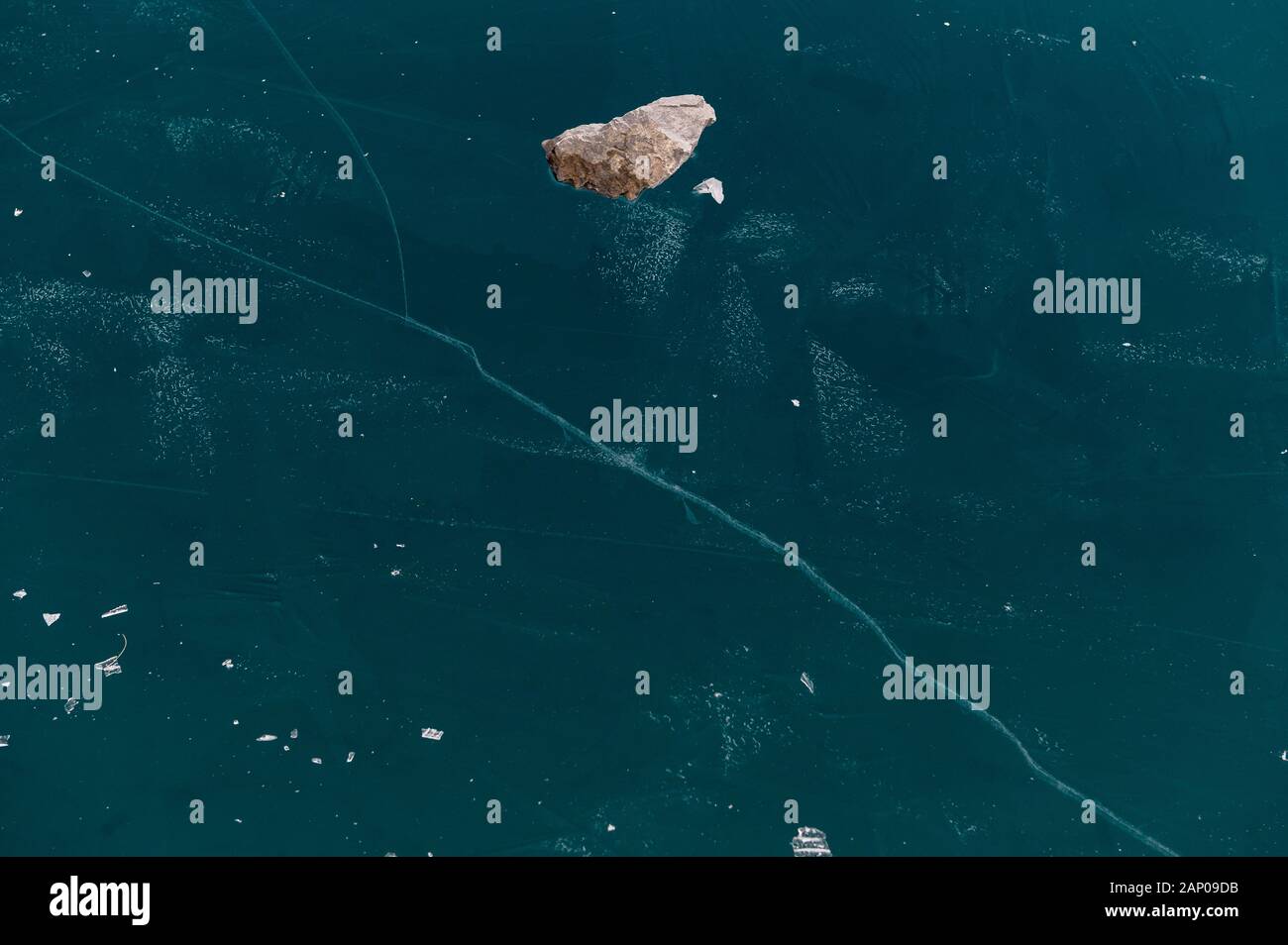 Fissure dans la glace noire structure d'un lac gelé Banque D'Images