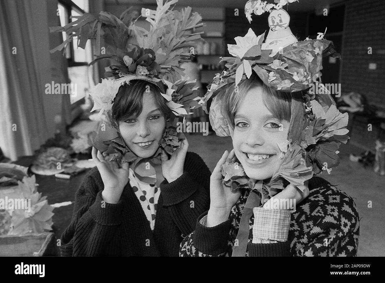 Années 1980, historiques, deux jeunes filles portant des decorted et  plaqués easter bonnets ou chapeaux, England, UK. La tradition de porter un  chapeau à Pâques vient du désir d'celebratethe venue du printemps