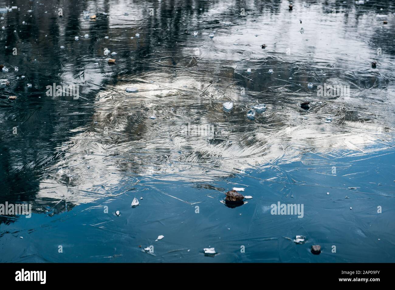 Reflets de la Blümlisalp montagnes sur lac gelé l'Oeschinensee dans les Alpes Suisses Banque D'Images