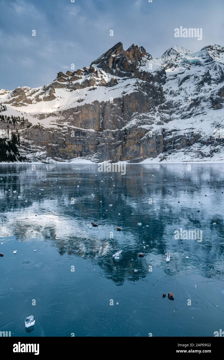 L'Oeschinensee gelé près de Kandersteg, dans les Alpes Suisses Banque D'Images
